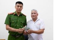 Bí thư Chi bộ thôn trao trả 8 triệu đồng cho người đánh rơi