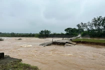 Ngầm tràn Trại Ngựa ở Thái Nguyên bị nước cuốn trôi. Ảnh: Quang Linh.