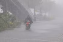 Do ảnh hưởng của rãnh áp thấp, miền Bắc bước vào một đợt mưa rất lớn