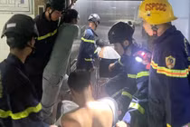 Giải cứu 2 bệnh nhân và 1 nhân viên y tế mắc kẹt trong thang máy bệnh viện ở Đà Nẵng