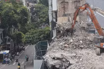 Phá dỡ "Hàm cá mập" thiếu hệ thống phun nước- phát tán bụi