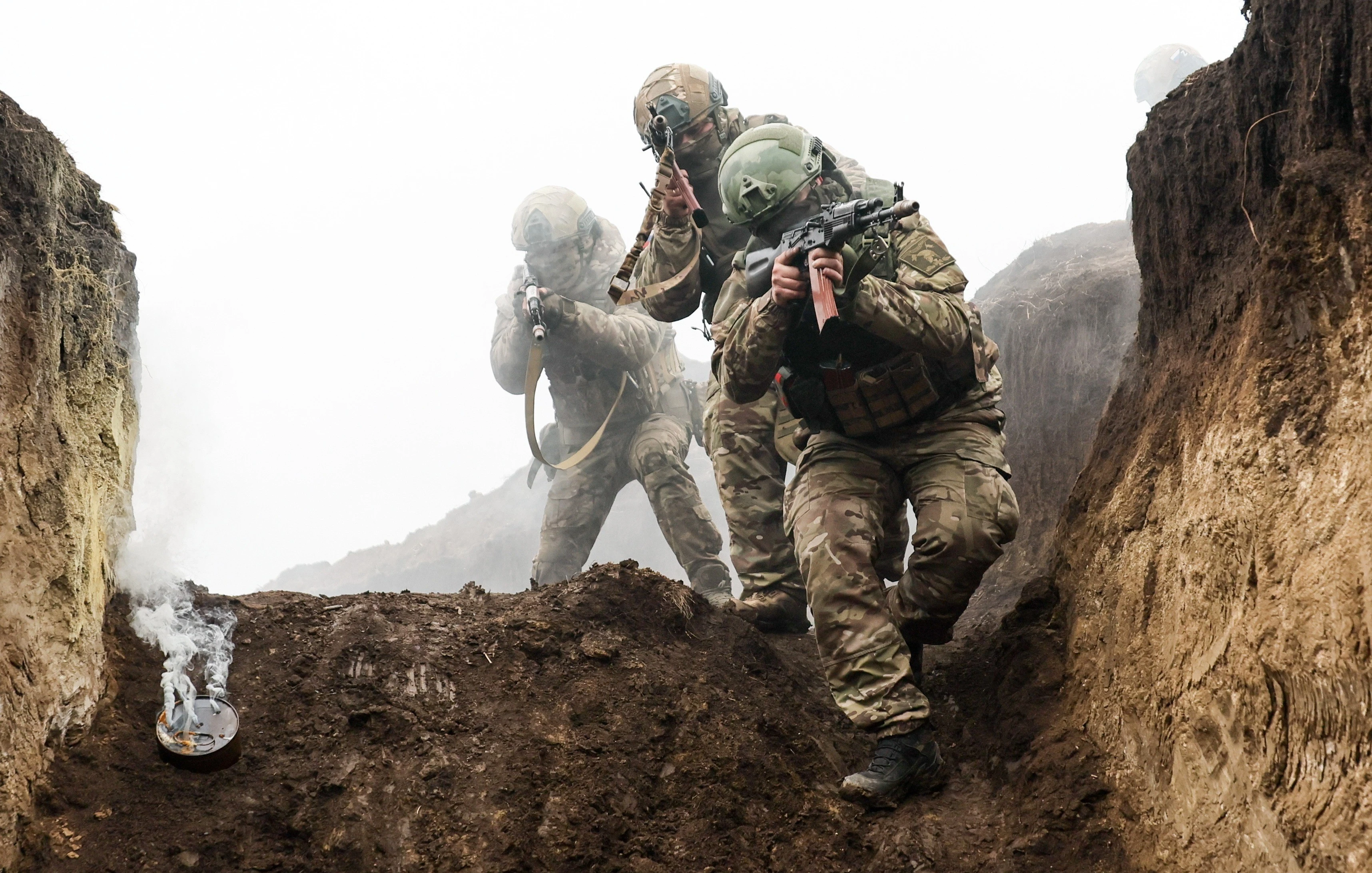 Pokrovsk bị bao vây, quân Ukraine phòng thủ thành “rùa trong bình”