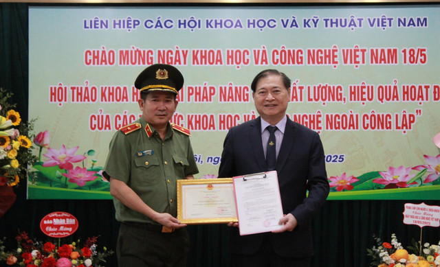 Cục trưởng A03 - Thiếu tướng Đinh Văn Nơi trao Quyết định công nhận cơ quan Liên hiệp Hội Việt Nam đạt chuẩn “An toàn về an ninh, trật tự” năm 2024 cho TSKH Phan Xuân Dũng, Chủ tịch Liên hiệp Hội Việt Nam. z6607277770633-5bb9bc3290697af543576d04e813b5e8-4677.jpg