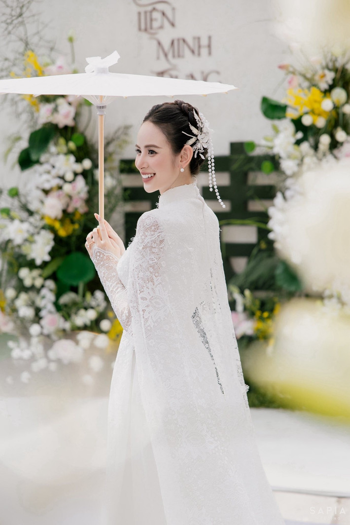 Trong một đoạn clip đang viral, khi được hỏi về sự xuất hiện của chồng sắp cưới, Hương Liên chỉ cười và lắc đầu.
