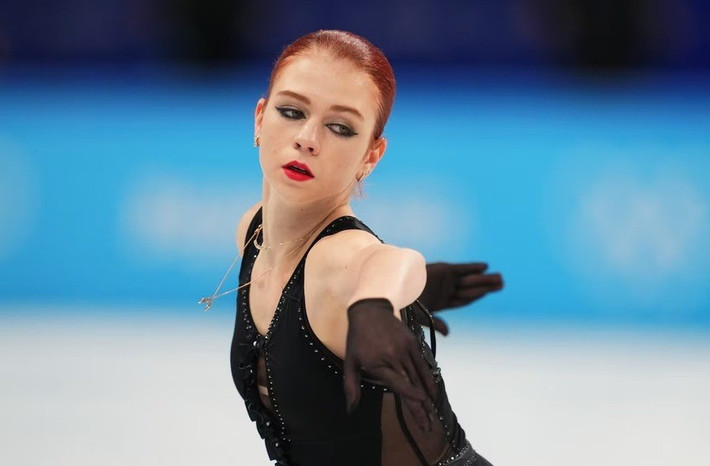 Alexandra Trusova từng được Sách kỷ lục Guinness vinh danh là nữ vận động viên đầu tiên thực hiện cú nhảy “quad Lutz” (xoay 4 vòng trên không) trong một giải đấu chính thức.