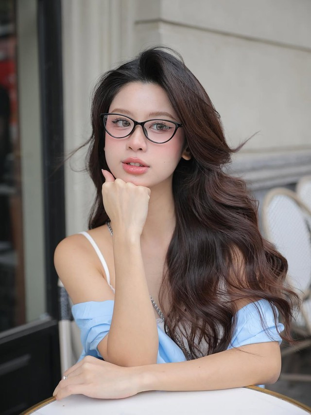 Không còn những chiếc áo hở eo, váy xẻ sâu hay trang phục kiệm vải, Hàn Hằng giờ đây xuất hiện với một hình ảnh hoàn toàn mới: kín đáo, thanh lịch nhưng vẫn toát lên sức hút khó cưỡng.
