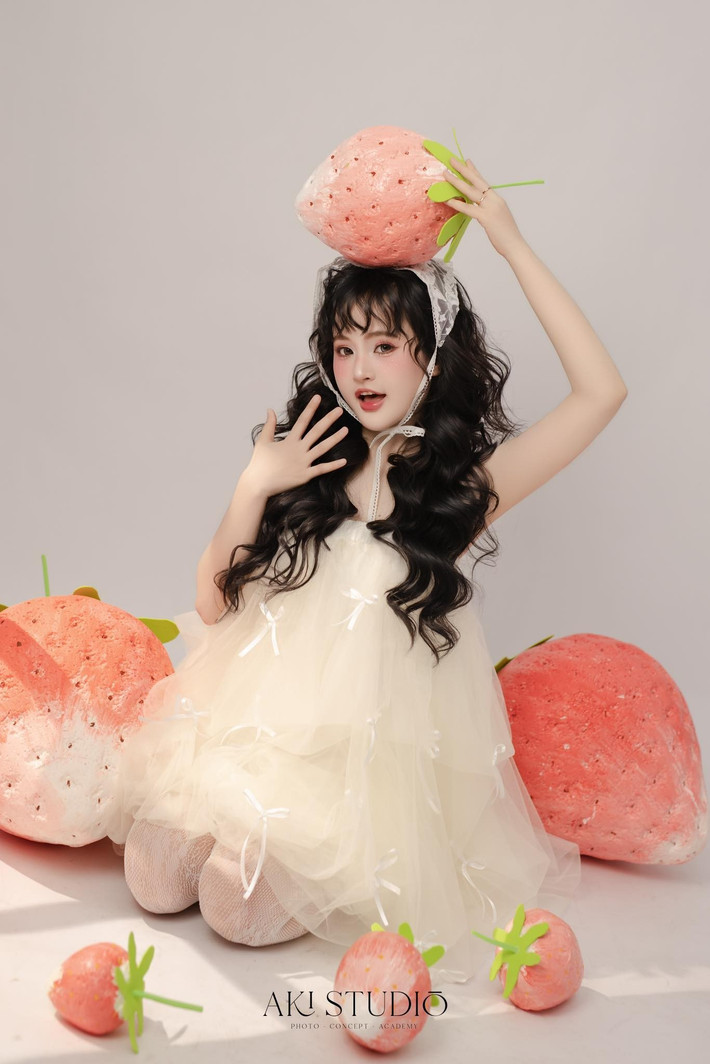 Về ngoại hình, nữ streamer ngây thơ năm nào nay cũng "lột xác" bất ngờ. Trên trang cá nhân lần fanpage của mình, Alice chăm chỉ cập nhật hình ảnh cá nhân cũng như các hoạt động trong công việc lẫn giải trí.
