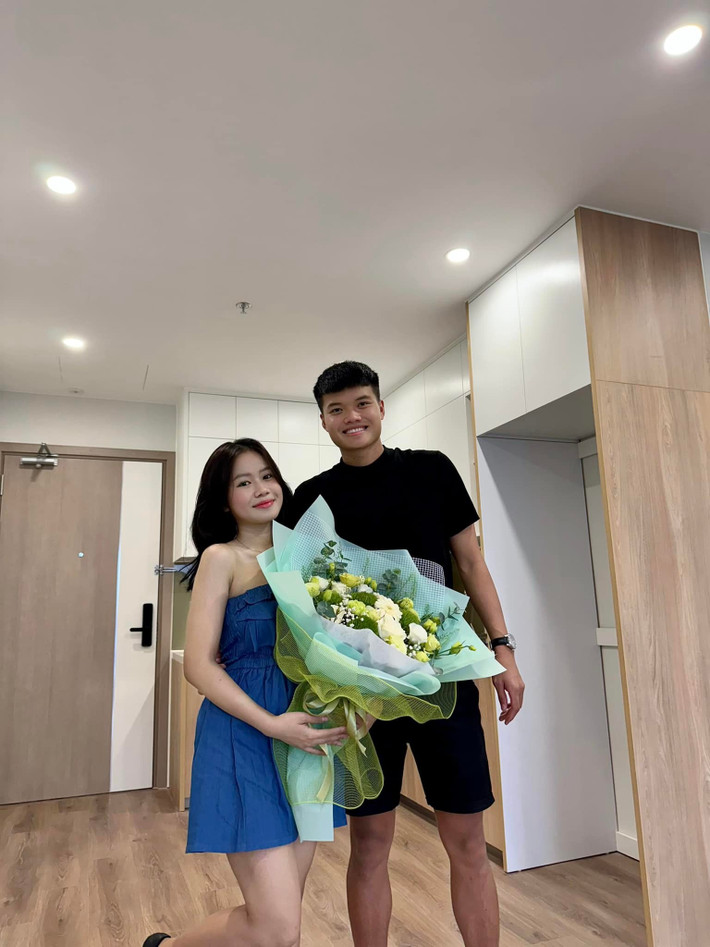Văn Tùng được biết đến với chuyện tình yêu ngọt ngào cùng bạn gái Vũ Hoàng Yến.