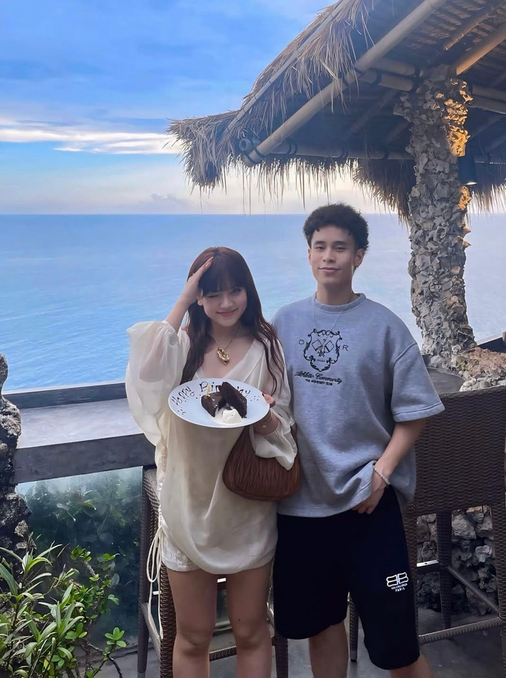 Bảo Hân Helia viết trên trang cá nhân: “Tụi mình dừng lại rồi, tuy không cùng nhau đi hết chặng đường, nhưng thật hạnh phúc khi được đi cùng nhau một đoạn. Cảm ơn vì đã xuất hiện và trở thành một mảnh ghép trong thanh xuân của em”.