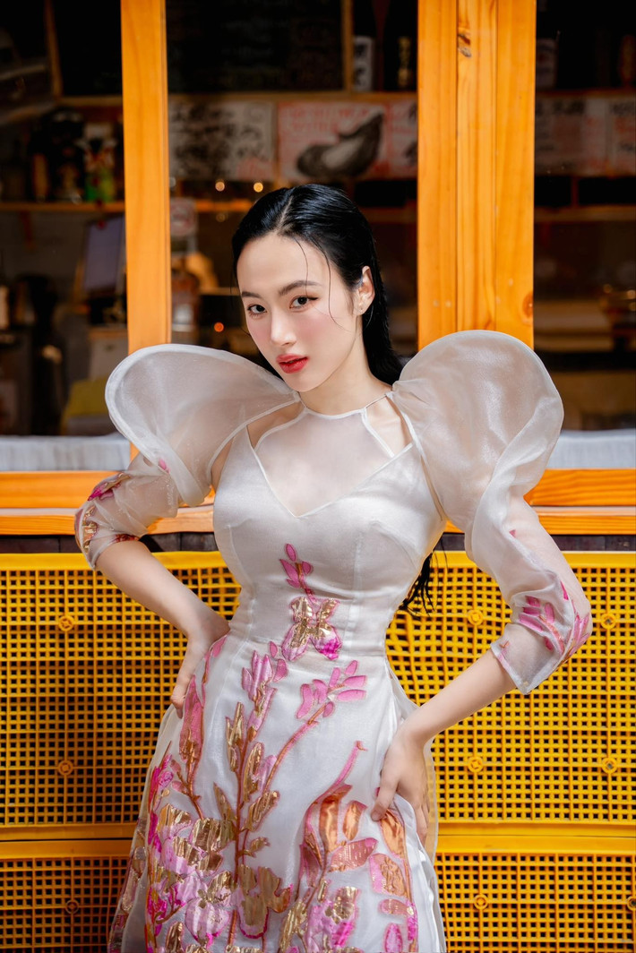 Với vòng eo "chuẩn không cần chỉnh", Angela Phương Trinh nhận về nhiều lời khen từ netizen: "Đẹp miễn bàn đi".