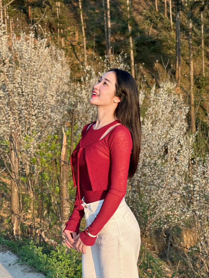 Khi kết thúc công việc, người đẹp thoải mái hơn trong các lựa chọn phục trang.