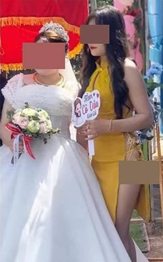 Chứng kiến bức ảnh trên, da phần dân mạng đều không hiểu, tại sao cô gái có thể chọn trang phục phản cảm như vậy đến dự đám cưới. Hình ảnh kém duyên đó khiến rất nhiều người phẫn nộ.