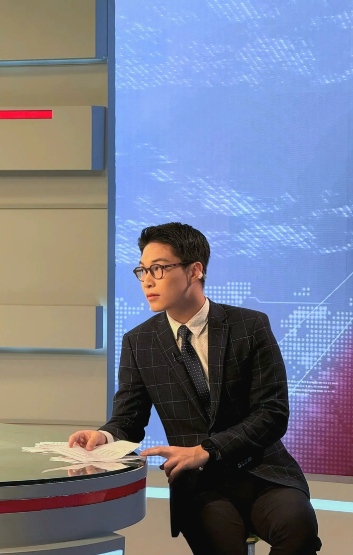 Trên các tài khoản MXH của mình, các BTV của Vietnam Today cũng chia sẻ thông tin, cảm xúc khi được giao nhiệm vụ dẫn kênh đặc biệt này. Trong đó, cái tên Lê Hiếu Minh Đức gây được tiếng vang khi sở hữu profile khủng.