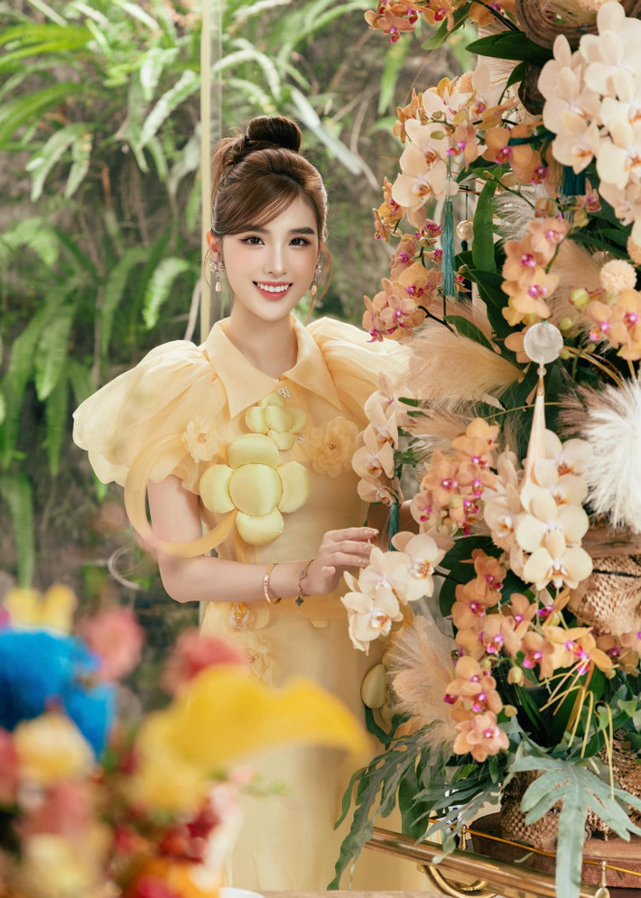 Ngoài ra, thời gian gần đây, Ngọc Loan cũng viral hơn trên MXH TikTok bởi những video ghi lại cuộc sống trong biệt thự xa hoa. Cô nhận nhiều lời khen bởi tài nữ công gia chánh, nấu ăn và bày biện trang trí bàn tiệc đẹp mắt, tỉ mỉ.