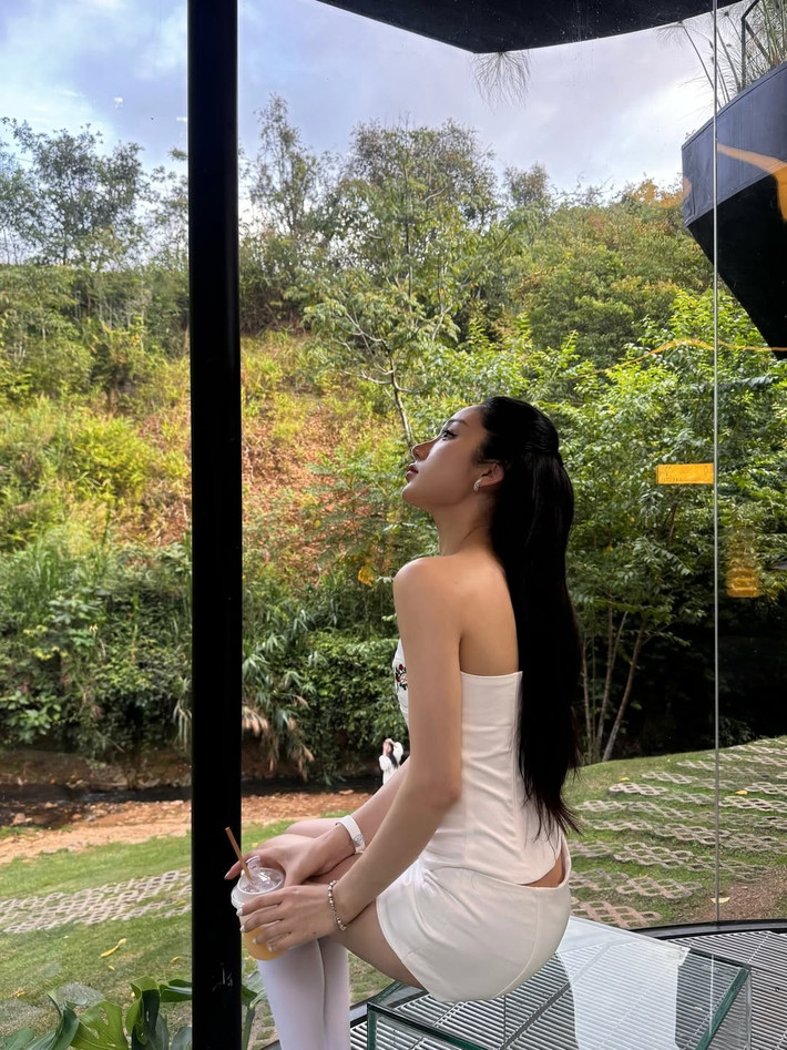 Trong những bức hình, Mina Young khoe vẻ đẹp trong veo với làn da trắng mịn, nụ cười rạng rỡ cùng phong cách thời trang đơn giản nhưng tinh tế.