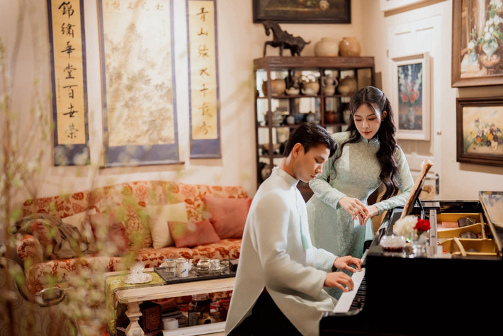 "Bao giờ cho gạo bén sàng, cho trăng bén gió, cho chàng bén em", nàng WAG quê Nam Định chú thích bộ ảnh.