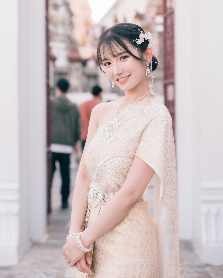 Dù vướng vào tranh cãi về nhan sắc, sức hút của Nahyun Kim vẫn không hề giảm.