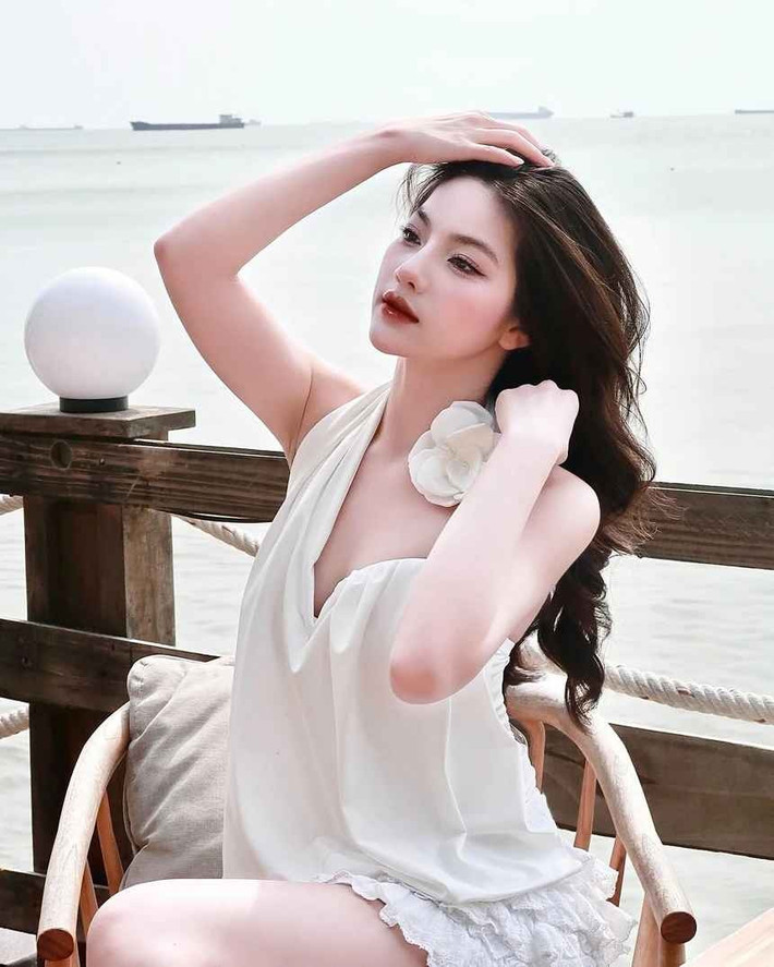 Nàng WAGs sở hữu gương mặt thanh tú, làn da trắng và gu ăn mặc tinh tế.