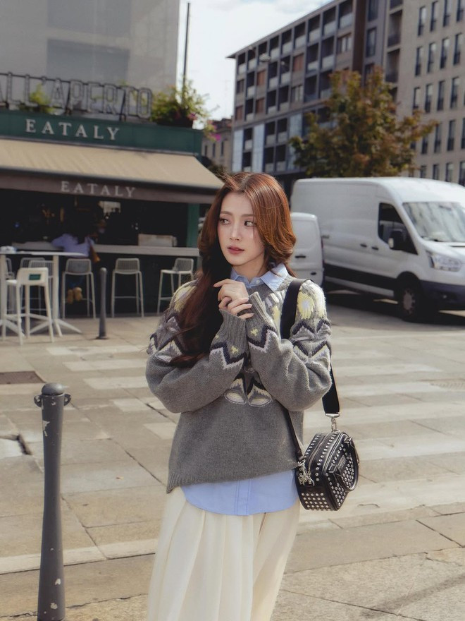 Baifern khéo léo layer áo sơ mi bên trong sweater len, kết hợp cùng chân váy dài - công thức đơn giản mà hiệu quả, mang lại vẻ ngoài thanh lịch, dịu dàng và đậm chất thu.