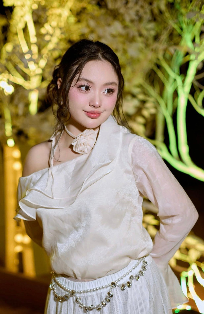 Bộ ảnh gần đây của Suti không hề trang điểm cầu kì, thế nhưng vẫn đốn tim người đối diện với vẻ xinh đẹp, trong trẻo.