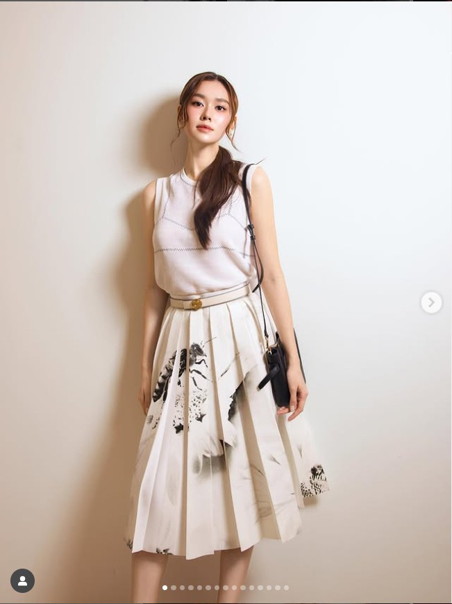 Trong những bức ảnh được đăng tải trên mạng xã hội, Tường San khoe làn da căng bóng, mịn màng cùng gương mặt trái xoan phúc hậu và nụ cười rạng rỡ.