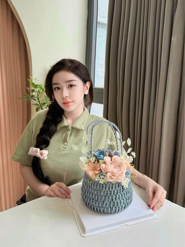 Hot girl 2001 chọn cách "quay đầu" khỏi hình tượng gợi cảm để hướng đến hình ảnh trưởng thành, sâu sắc hơn. Điều này cũng phần nào cho thấy sự chuyển mình của một thế hệ từng nổi lên nhờ mạng xã hội, nhưng giờ đã ý thức hơn về giá trị bản thân và cách xây dựng hình ảnh bền vững.