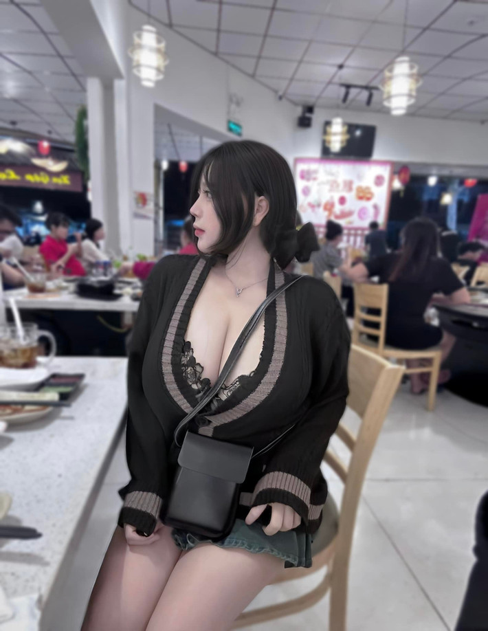 Gái xinh làng game này thường xuyên chia sẻ những trải nghiệm và kỹ năng trên các nền tảng trực tuyến, từ đó tạo ra một cộng đồng người theo dõi đầy tích cực và hỗ trợ lẫn nhau.