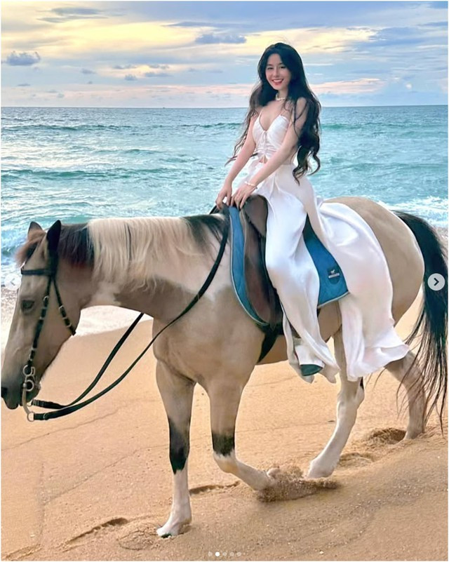 Bộ ảnh cưỡi ngựa của Võ Ngọc Trân được yêu thích, không chỉ bởi nhan sắc "đỉnh cao" của cô nàng mà còn bởi thông điệp "chữa lành" mà nó mang lại.