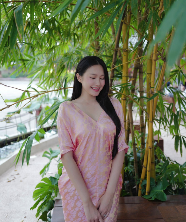 Trong bức ảnh mới được đăng tải, Doãn Hải My chọn chiếc váy màu hồng nhạt điểm hoạ tiết vàng nhỏ nổi bật, mang đến cảm giác ngọt ngào và nữ tính.