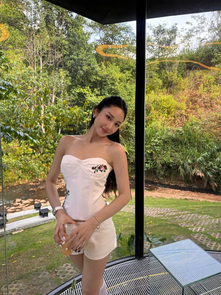 Trên trang cá nhân, nữ streamer đã đăng tải loạt ảnh thả dáng đầy cuốn hút giữa không gian xanh mát.