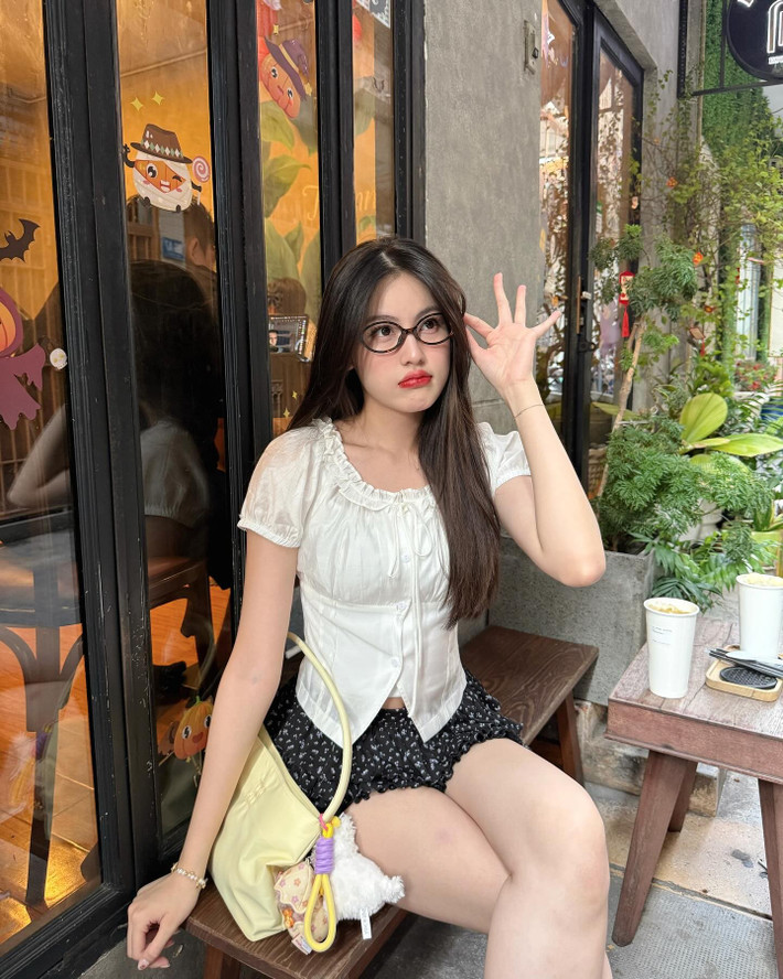 Phong cách thời trang của Mỹ Hàn thiên về sự thanh lịch, đôi khi phá cách với những bộ trang phục gợi cảm vừa đủ, phù hợp với độ tuổi, tạo nên hình ảnh một cô gái trẻ trung, năng động nhưng vẫn đầy cuốn hút.