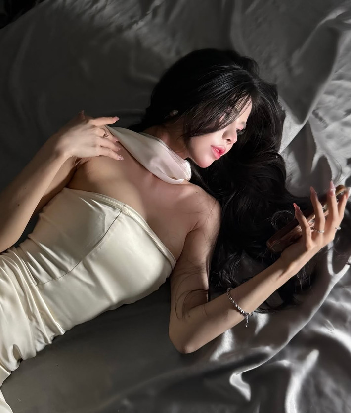 Những khoảnh khắc đầy gợi cảm này của Mai Dora nhanh chóng lan truyền và nhận được sự quan tâm lớn từ cộng đồng mạng.