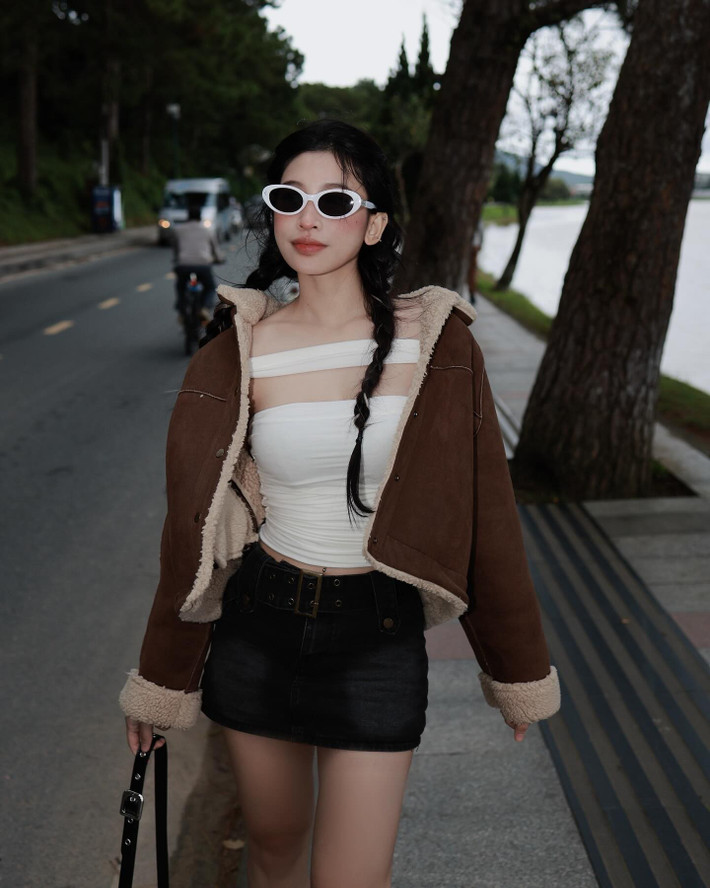 Lily Phan còn diện trang phục quyến rũ, nửa kín nửa hở, mạnh dạn bung cúc áo sơ mi, để lộ cả nội y lẫn vòng 1 căng tràn hờ hững. Bước chuyển đột phá này khiến nữ streamer trở thành đối tượng mà các "chủ thầu" booking nhạy cảm nhắm đến.