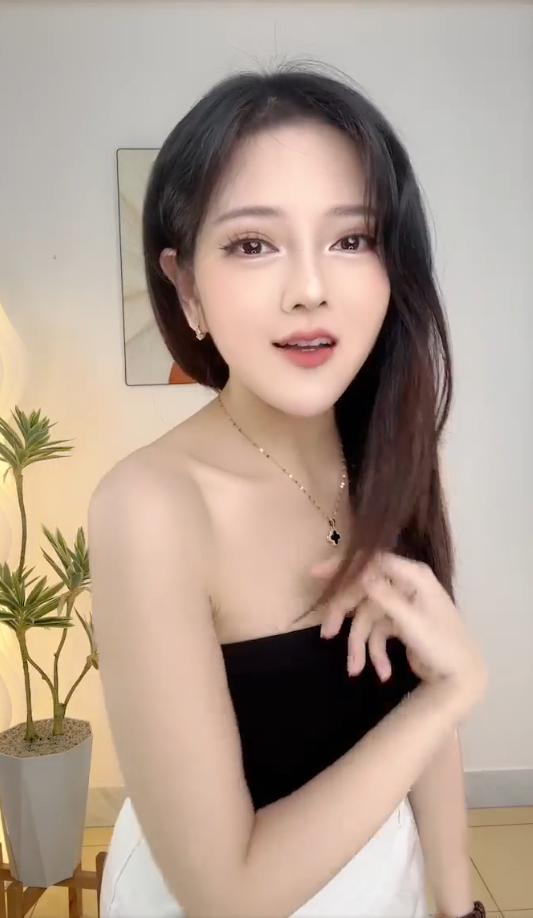 Trong quá trình trực tiếp thử đồ, nàng hot girl giơ tay lên để chỉnh trang phục nên phần da dưới cánh tay vô tình lộ ra trước ống kính.