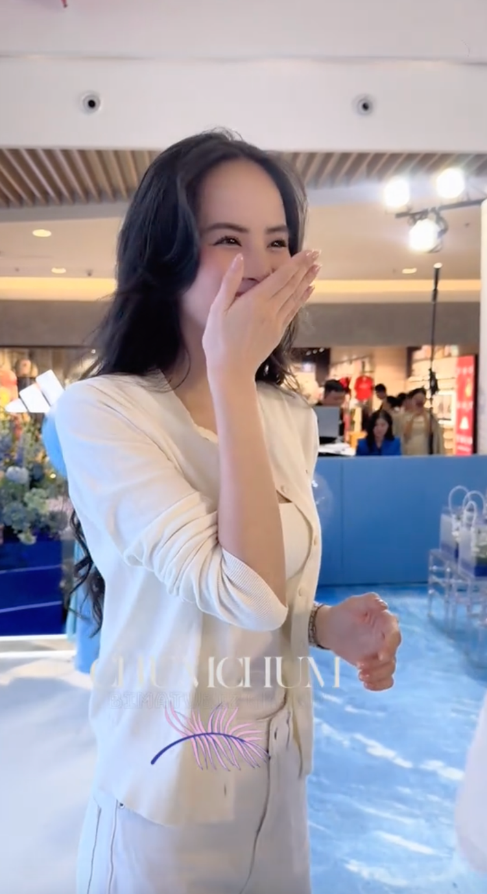 Hương Liên sở hữu gương mặt xinh đẹp, nụ cười rạng rỡ. Dù camera “tia” ở mọi góc, mỹ nhân Gen Z vẫn nhận về nhiều lời khen vì visual cực phẩm không góc chết, nhìn đâu cũng thấy cuốn hút.