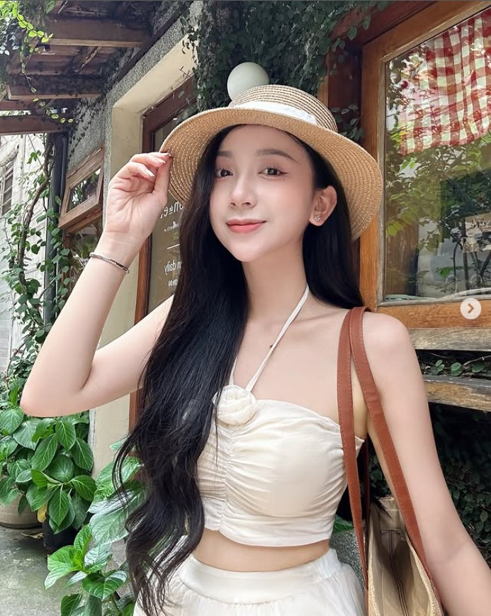 Điều khiến dân mạng ngỡ ngàng hơn nữa là Thùy Dung chính là em gái ruột của nữ diễn viên Thùy Dương Nguyễn, người từng gây ấn tượng mạnh với vai diễn chủ shop Ngọc Ngà trong bộ phim "Đi giữa trời rực rỡ".