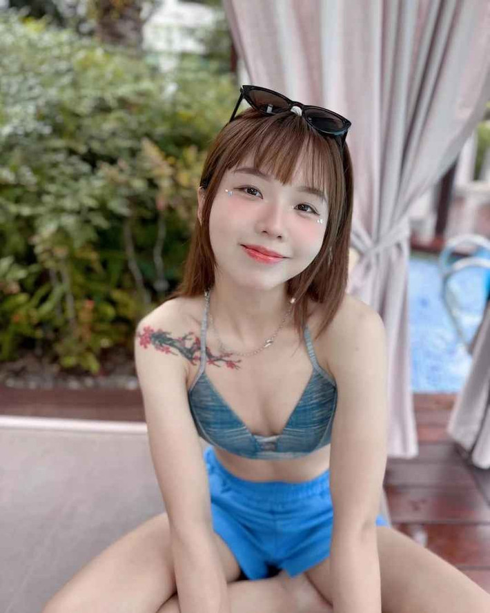 Liao thường được các hãng thời trang mời làm gương mặt quảng cáo nhờ vẻ đẹp thanh tú và vóc dáng cân đối nhờ chăm chỉ tập luyện thể dục.