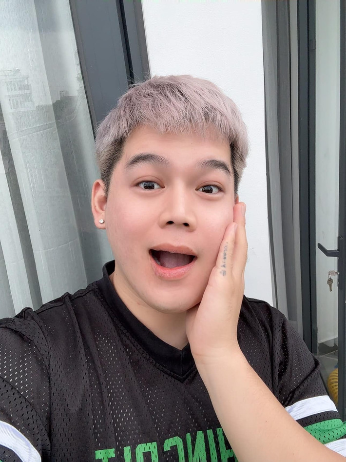 Một số Fanpage dẫn lại hình ảnh của Long Chun, bị nam TikToker tìm vào đối chất hơn thua, cho rằng mình bị những người này toxic trên MXH thì cũng có quyền "đáp trả".