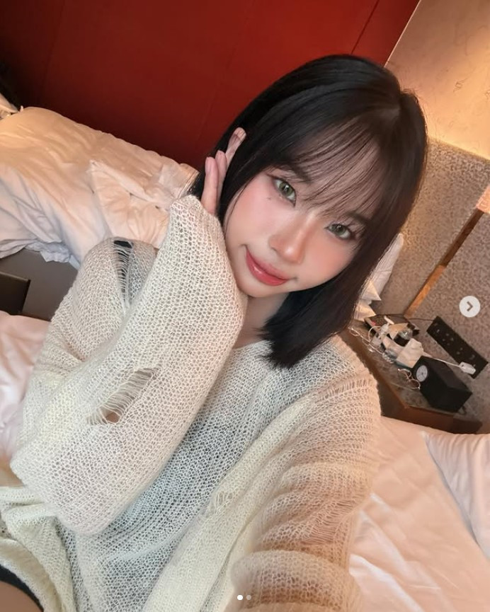 Dù suýt gặp sự cố lớn, nàng hot girl vẫn giữ được sự bình tĩnh và hoàn thành trọn vẹn phần biểu diễn cùng đồng đội.