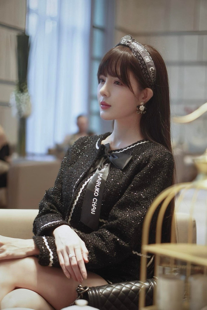 Người đẹp này đã chứng minh rằng, không cần đến những lớp trang điểm dày cộp hay trang phục lộng lẫy, vẻ đẹp thực sự đến từ sự tự tin và thần thái rạng rỡ.