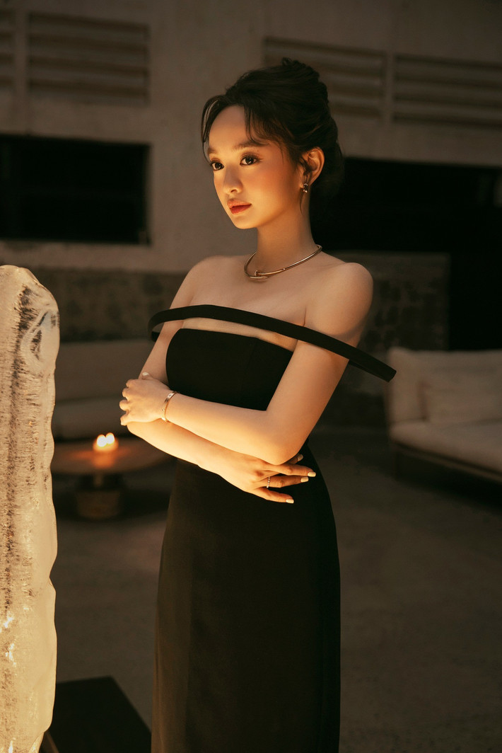 Vòng 1 vừa vặn giúp Kaity dễ lựa chọn trang phục, định hình phong cách thời trang tối giản và sang hơn.
