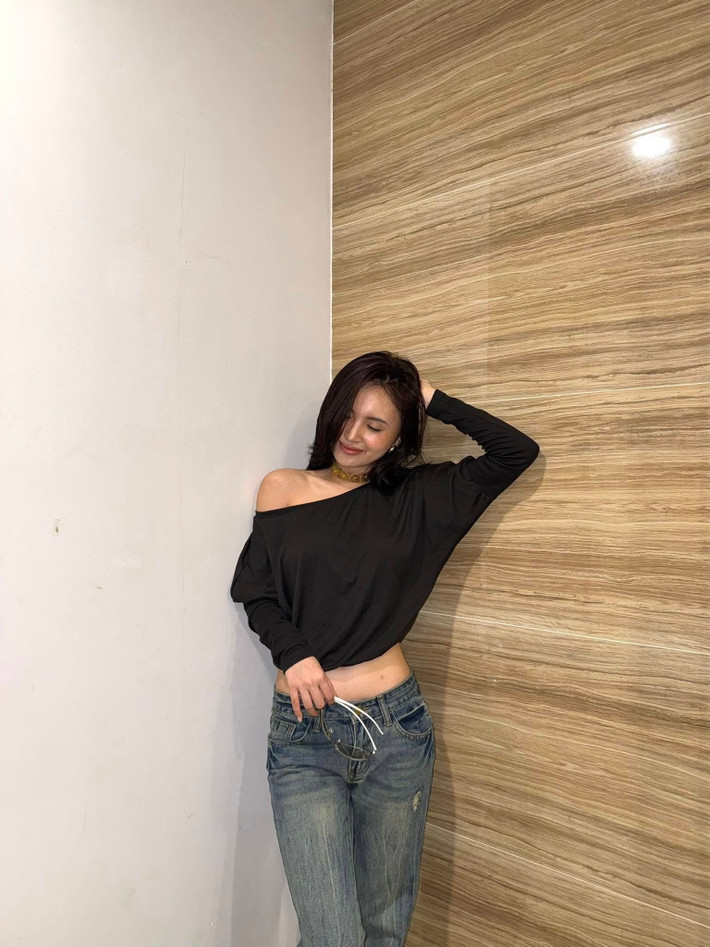 Sở hữu nền tảng nghệ thuật vững chắc từ gia đình: mẹ là huyền thoại thể thao, bố là nhạc sĩ đình đám, Ngân Hà còn có thêm lợi thế ngoại hình và kỹ năng trình diễn – combo cực mạnh cho một nghệ sĩ Gen Z tiềm năng.