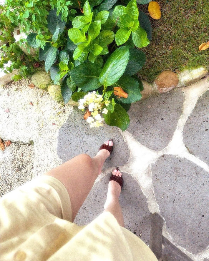 Doãn Hải My khoe đôi chân dài nuột nà.