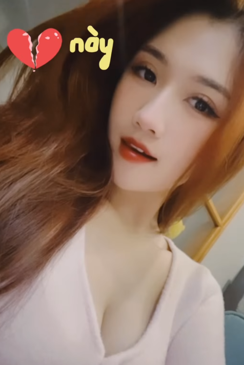 Chia sẻ hình ảnh hòa mình vào thiên nhiên, dành cho bản thân giây phút thư giãn, nữ MC xuất hiện với nhan sắc mộc mạc, trang điểm nhẹ nhàng, chính sự giản dị này lại tạo nên sức hút riêng của cô nàng. Vẫn là làn da trắng mịn, đôi mắt to tròn và nụ cười tỏa nắng, dễ dàng khiến người đối diện phải xao xuyến.