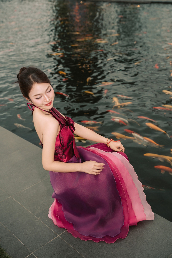 Khác với hình ảnh quen thuộc của một MC truyền hình hay người truyền cảm hứng học tập, Khánh Vy xuất hiện đầy quyến rũ trong trang phục khéo léo khoe bờ vai thon gọn, xương quai xanh tinh tế.