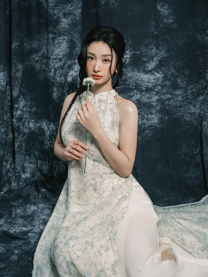 Trong bộ ảnh mới nhất được chia sẻ, Jun Vũ lựa chọn một thiết kế áo dài cách tân tinh tế, không chỉ giữ được nét truyền thống, dịu dàng của tà áo dài Việt Nam mà còn pha trộn sự hiện đại, trẻ trung.