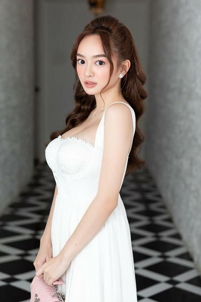 Kaity Nguyễn sinh năm 1999, nổi lên nhờ vai Linh Đan trong phim Em chưa 18, trở thành gương mặt trẻ gây chú ý với nhan sắc lai Tây, biểu cảm cuốn hút và lối diễn xuất tự nhiên.
