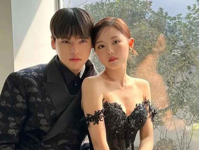 Nhiều dân mạng Hàn tỏ ra thích thú với hình ảnh gợi cảm, táo bạo của hot mom sinh năm 1992. Tuy nhiên, số khác cho rằng trang phục này quá hở hang, không phù hợp dạo phố dù là ở nước ngoài.