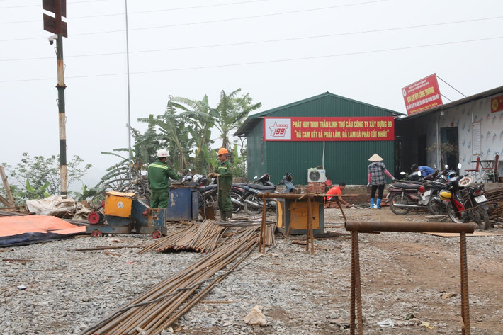 Cầu Phong Châu mới đang được đơn vị thi công triển khai gấp rút để đảm bảo các hạng mục công trình dưới nước được hoàn thành trước mùa mưa lũ năm nay.
