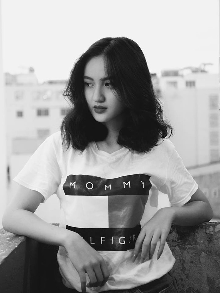 Lấy lại vóc dáng thon gọn nhanh chóng, Mai Tây tự tin khoe vẻ đẹp "gái một con trông mòn con mắt". Gương mặt thanh thoát, làn da căng bóng và thần thái rạng rỡ của cô nàng khiến nhiều người phải trầm trồ.